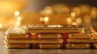 Gold News: Fed’s Hawkish Stance Pressures Prices as Holiday Trading Stalls