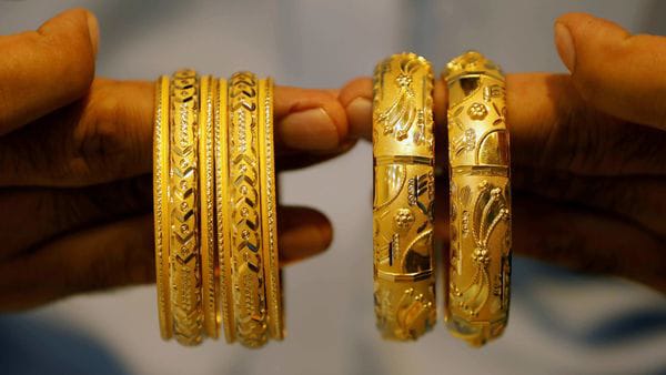 Gold Price Falls by Rs2,600 Per Tola in Pakistan