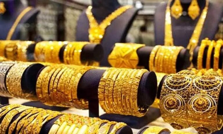 Gold Price in Pakistan Falls Rs700 Per Tola