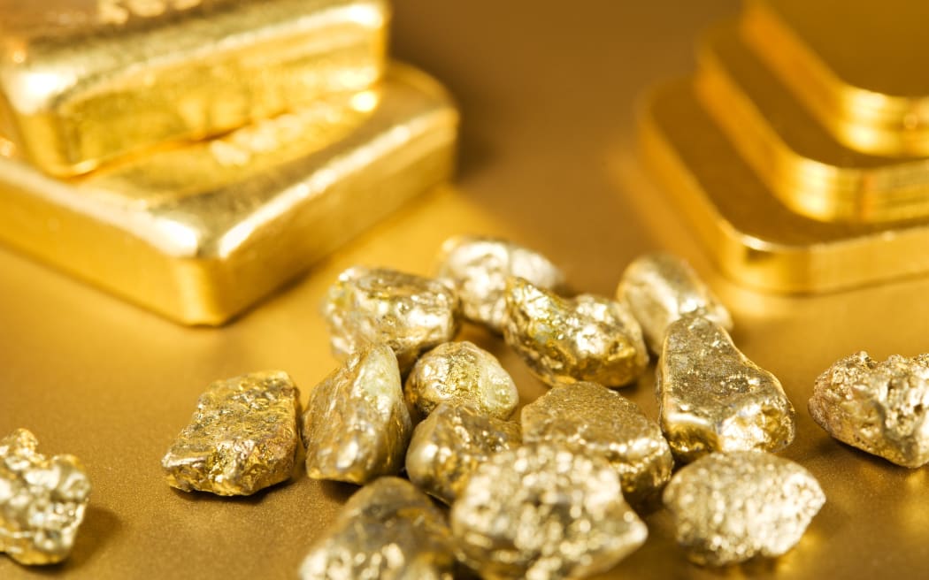 Gold News: Tariff Threats and Fed Caution Drive Record Rally