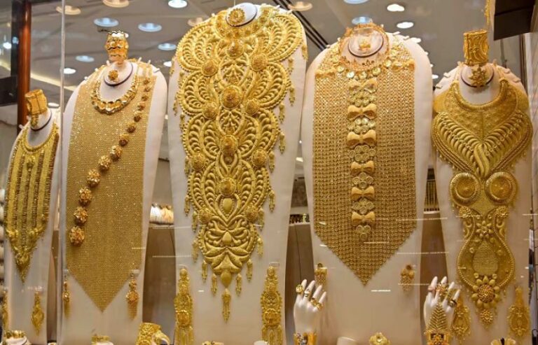 Gold Price in Pakistan Drops Rs900 per Tola